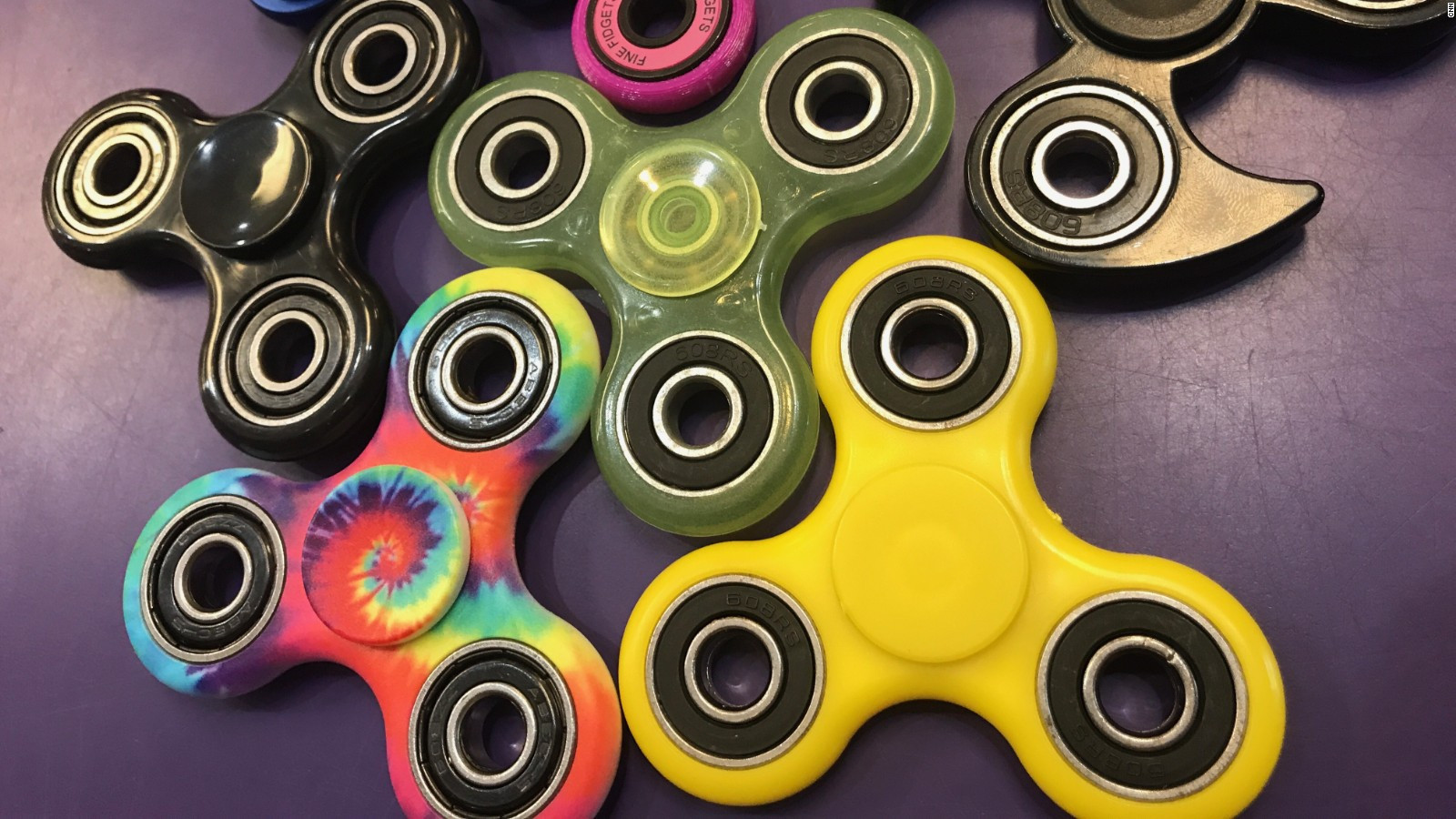Γιατί τα fidget spinners έχουν γίνει μόδα; [ΒΙΝΤΕΟ]