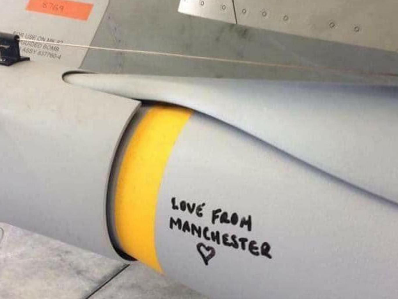 «Με αγάπη από το Μάντσεστερ» γράφει το μήνυμα σε βόμβα της RAF