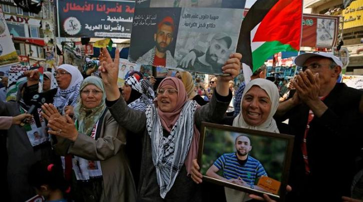 Τερμάτισαν ικανοποιημένοι την απεργία πείνας εκατοντάδες Παλαιστίνιοι κρατούμενοι