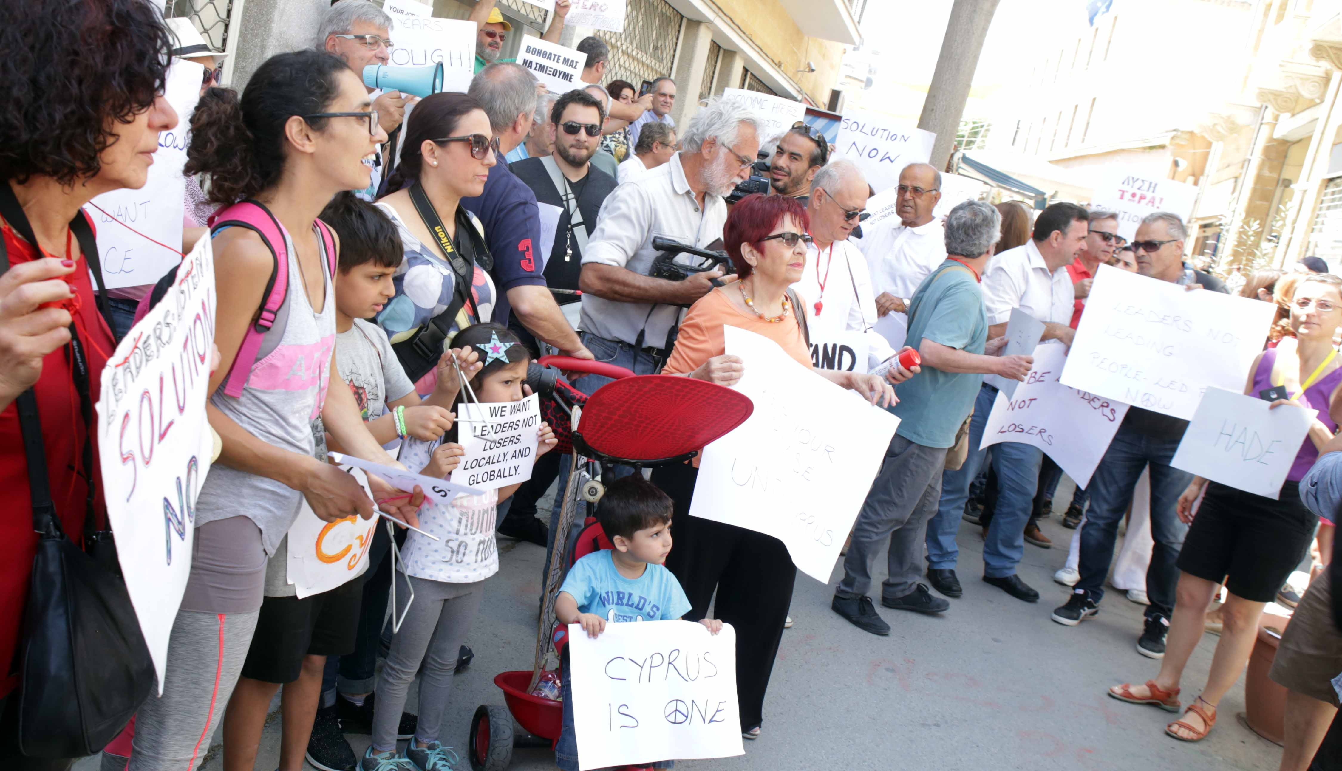 Ελληνοκύπριοι και Τουρκοκύπριοι σε ανθρώπινη αλυσίδα για την επανένωση της Κύπρου [ΒΙΝΤΕΟ]