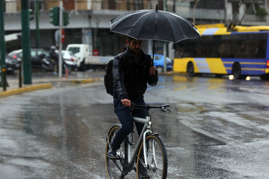 Επιμένουν οι βροχές και οι καταιγίδες – Μικρή άνοδος της θερμοκρασίας