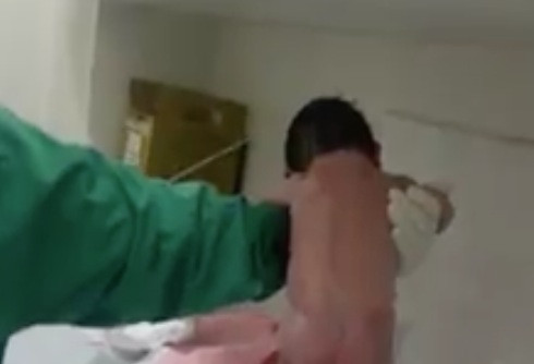 Μωρό περπάτησε λίγα λεπτά μετά τη γέννησή του! [ΒΙΝΤΕΟ]