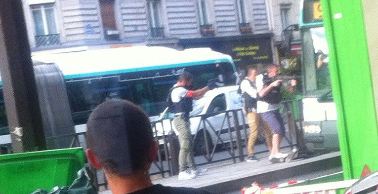Αστυνομική επιχείρηση στο Παρίσι: Νεαροί απείλησαν να ανατινάξουν λεωφορείο