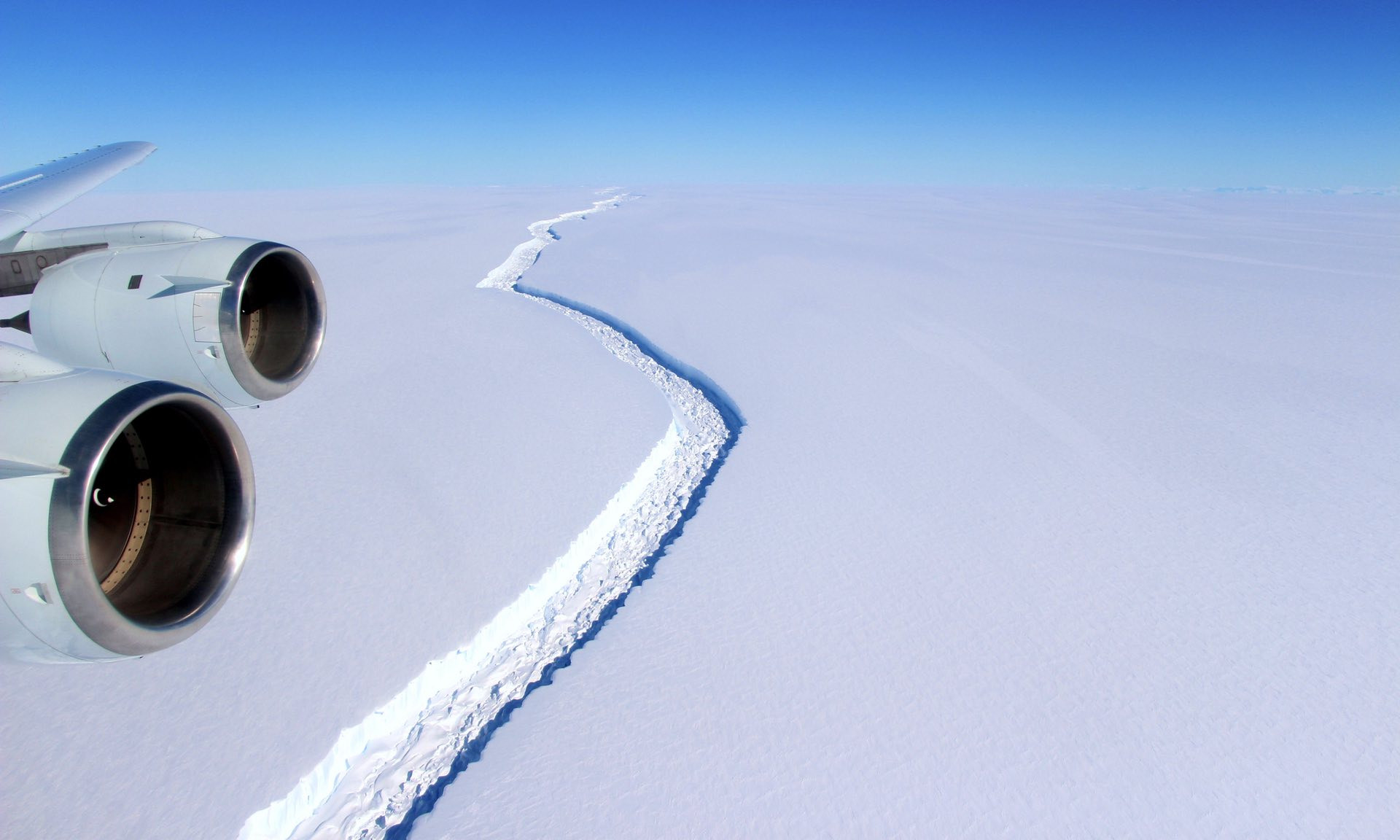 Γιγάντιο παγόβουνο στην Ανταρκτική «κρέμεται» από μια κλωστή [ΒΙΝΤΕΟ]