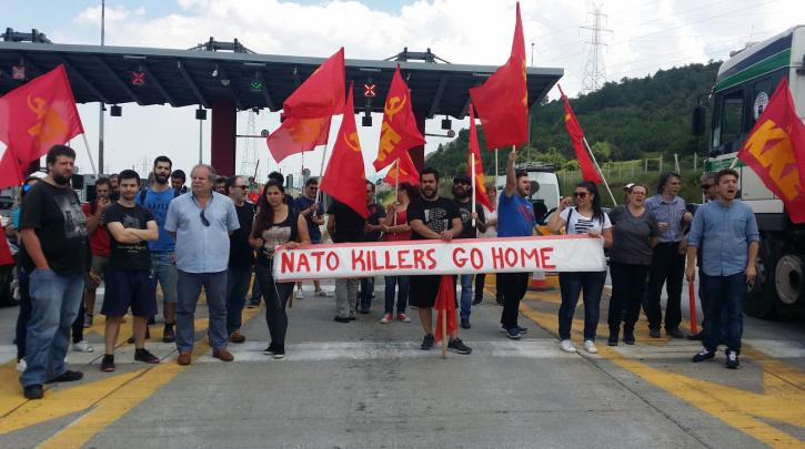 Μπλόκο σε αυτοκινητοπομπή του ΝΑΤΟ από μέλη του ΚΚΕ έξω από την Κοζάνη [ΦΩΤΟ+ΒΙΝΤΕΟ]