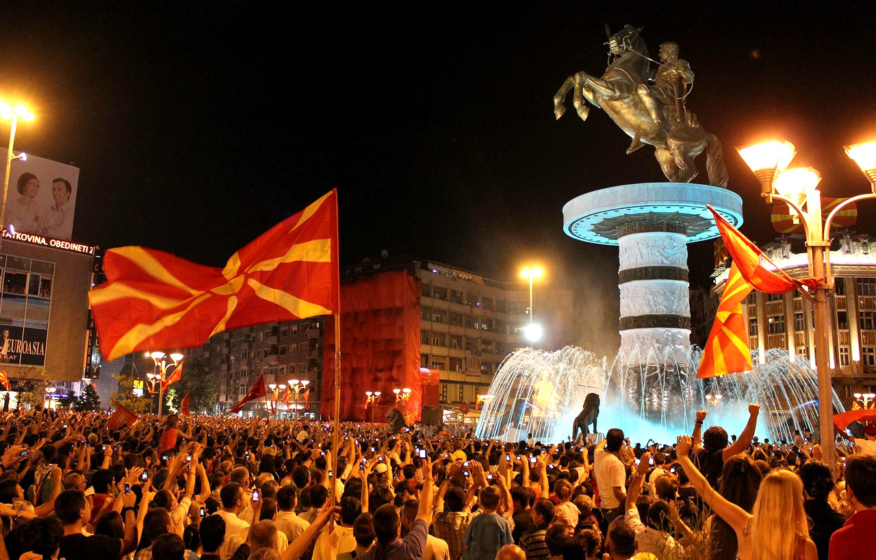 Η νέα κυβέρνηση της ΠΓΔΜ γκρεμίζει τα αγάλματα του Μεγάλου Αλεξάνδρου