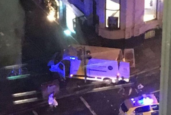 Τρόμος στο Λονδίνο: Φορτηγό έπεσε πάνω σε πεζούς
