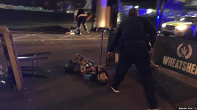 Φωτογραφία φέρεται να δείχνει έναν από τους δράστες της επίθεσης στο Λονδίνο – Η μαρτυρία του φωτογράφου