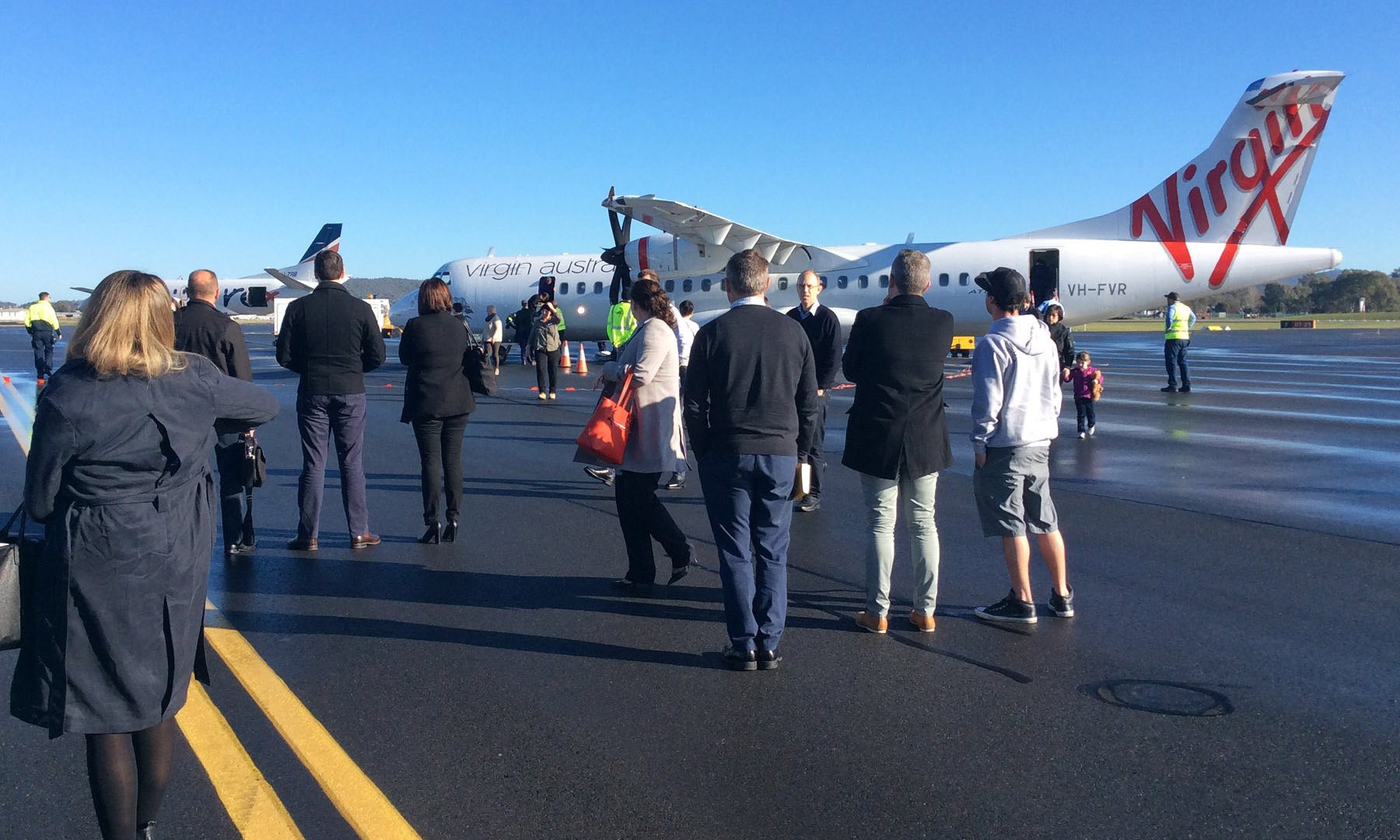 Επιβάτες πηδούν έξω από το αεροπλάνο μετά από απειλή για βόμβα