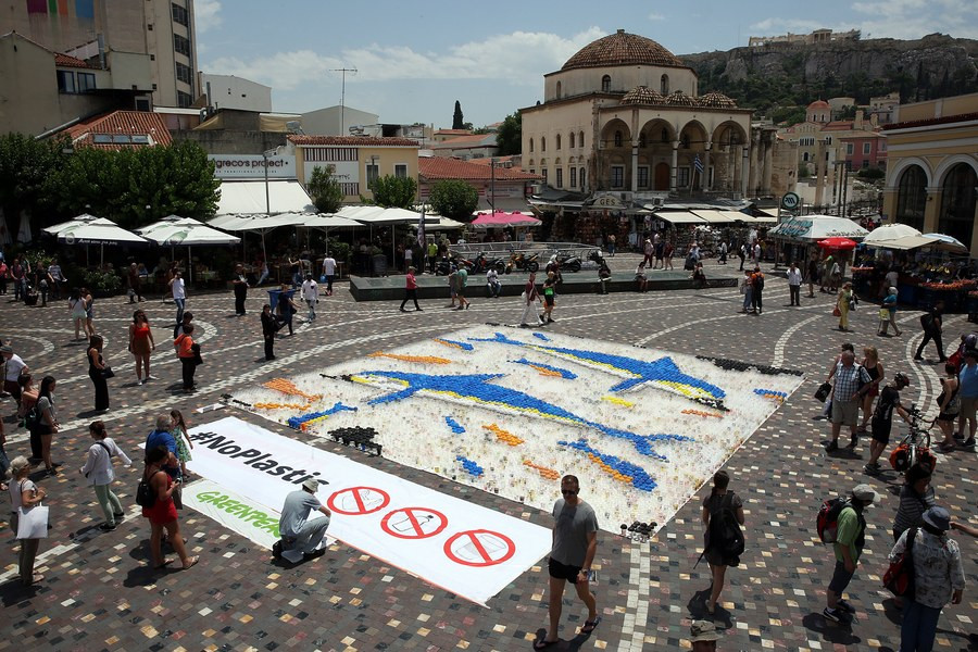 Η Greenpeace με ένα τεράστιο ψηφιδωτό από 10.000 πλαστικά ποτήρια και μήνυμα «οι θάλασσές μας δεν είναι μίας χρήσης»