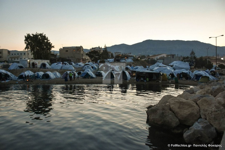 Προσφυγικός καταυλισμός στη Σούδα: Σε λίγο οι σκηνές θα επιπλέουν στη θάλασσα