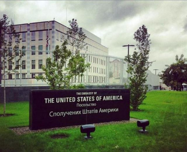 Άντρας πέταξε βόμβα στην αμερικανική πρεσβεία στο Κίεβο