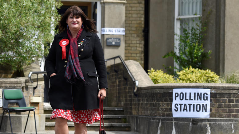 Η Σόφι Κουκ είναι η πρώτη τρανσέξουαλ υποψήφια των βρετανικών εκλογών