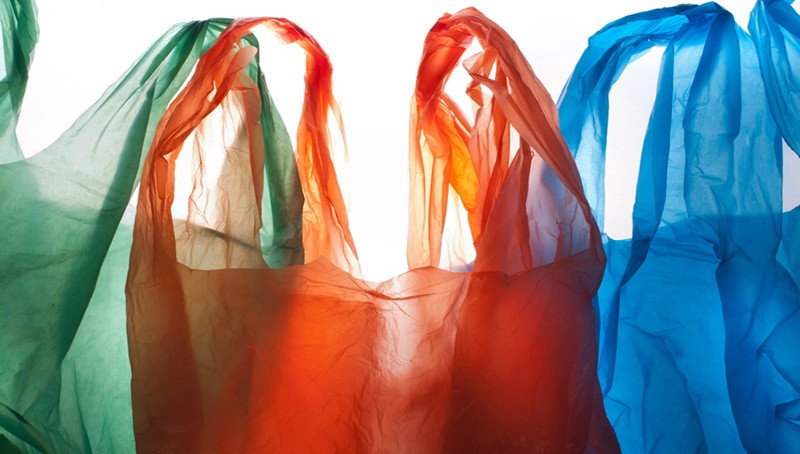 Πρωταθλητές στη χρήση της πλαστικής σακούλας οι Έλληνες