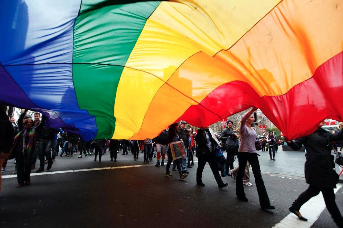 Athens Pride: Μια πολύχρωμη «θάλασσα» ανθρώπων στο Σύνταγμα [ΒΙΝΤΕΟ + ΦΩΤΟ]