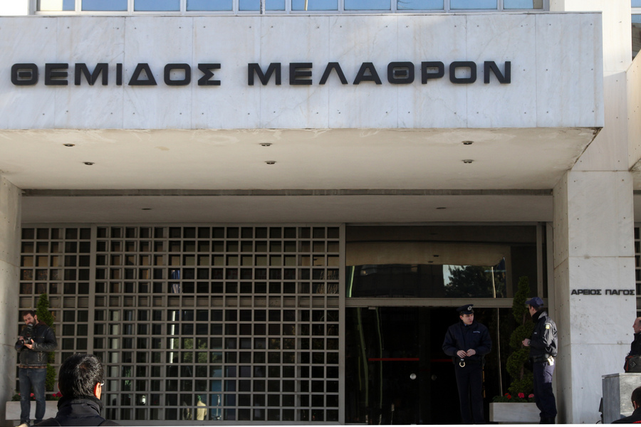 Υπό την απειλή όπλου ανάγκαζε τη γυναίκα του να πιάνει αναμμένα κάρβουνα