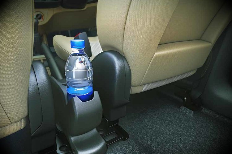 Ο λόγος που δεν πρέπει να πίνουμε νερό που είχε ξεχαστεί στο αυτοκίνητο [ΒΙΝΤΕΟ]