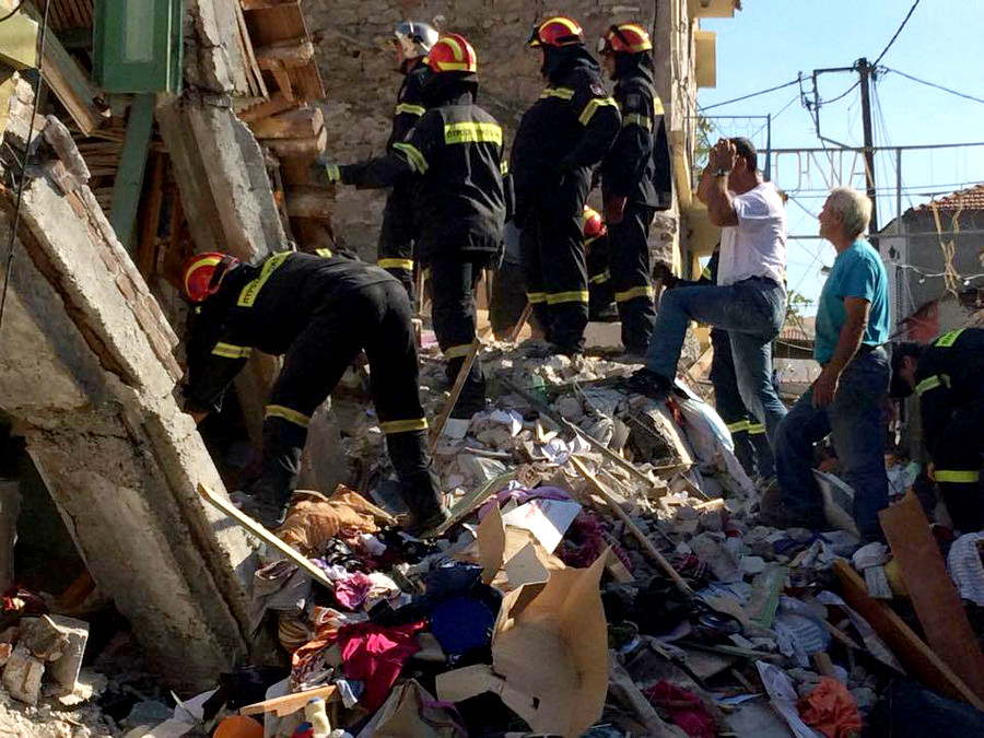 Νεκρή ανασύρθηκε από τα ερείπια η εγκλωβισμένη γυναίκα στη Βρίσα