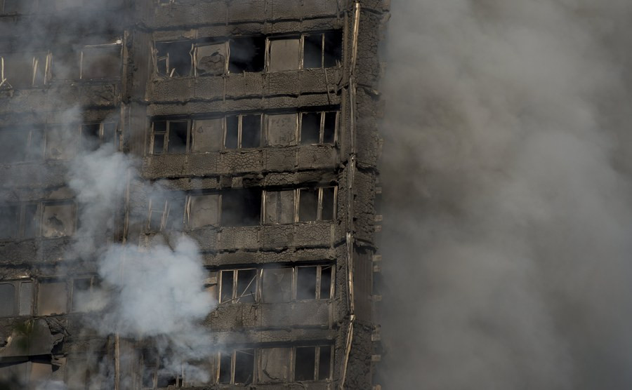 Τουλάχιστον δώδεκα νεκροί  από τη φωτιά σε ουρανοξύστη του Λονδίνου [ΦΩΤΟ