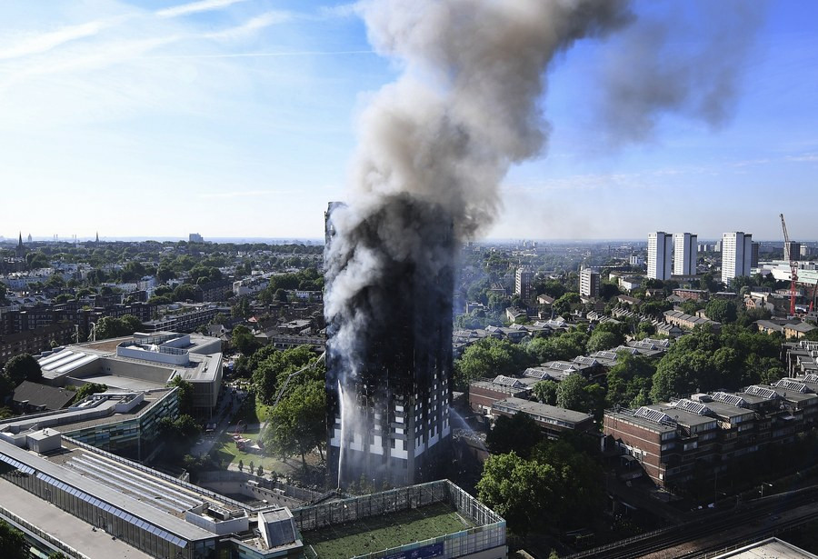 Λονδίνο: Μητέρα πέταξε το παιδί της από το παράθυρο για να το σώσει από τις φλόγες