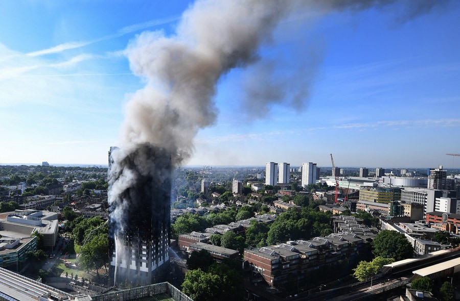 Στους 17 οι νεκροί από την πυρκαγιά που έκανε παρανάλωμα τον ουρανοξύστη σε 15 λεπτά