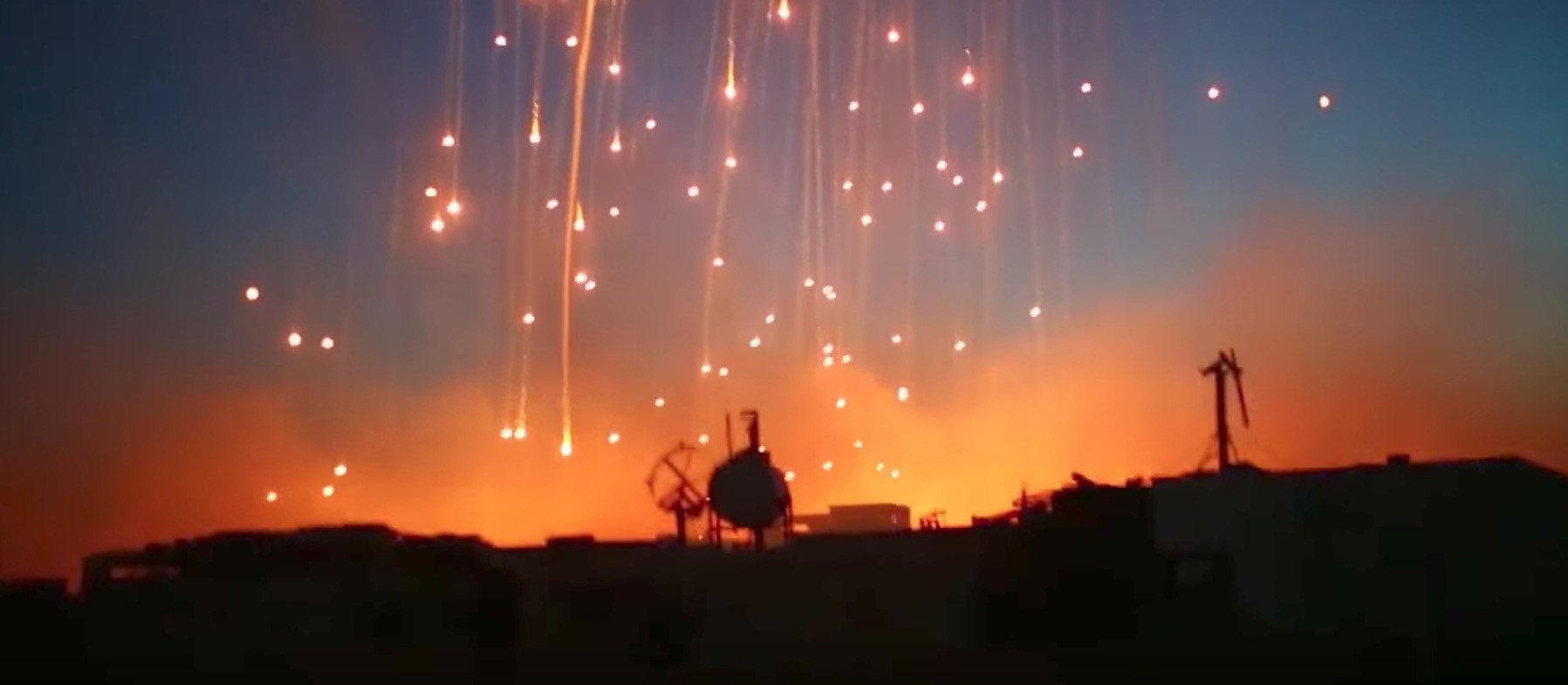 Οι ΗΠΑ βομβαρδίζουν αμάχους στην Ράκα με βόμβες φωσφόρου [Βίντεο]