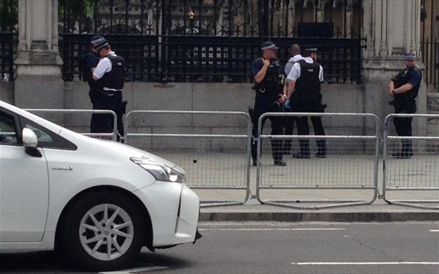 Συνέλαβαν άντρα με μαχαίρι έξω από τη βρετανική Βουλή