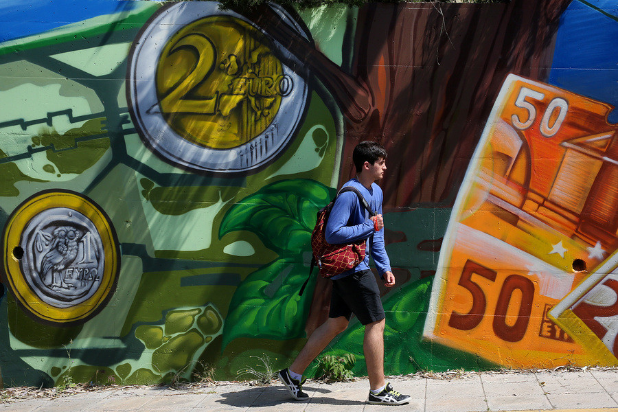 Βloomberg: Αυτά είναι τα σενάρια της Κομισιόν για το ελληνικό χρέος