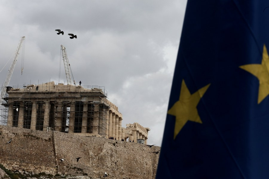 Bloomberg: Χρειάζεται νέα συμφωνία με ελάφρυνση χρέους για την Ελλάδα