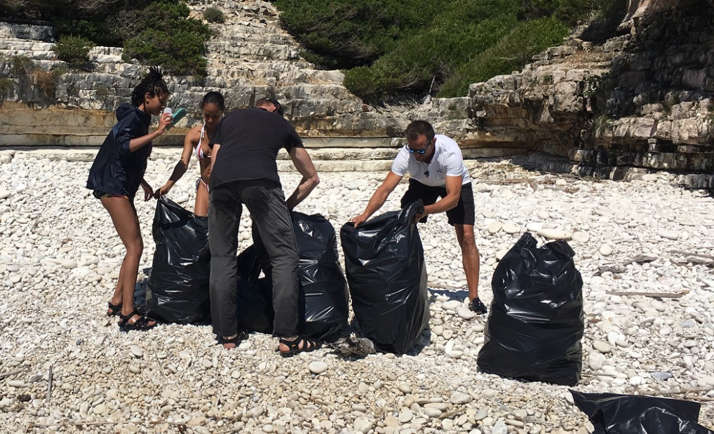 Η οικογένεια του Γουίλ Σμιθ μάζεψε σακούλες σκουπίδια από τις παραλίες των Αντίπαξων [ΦΩΤΟ]