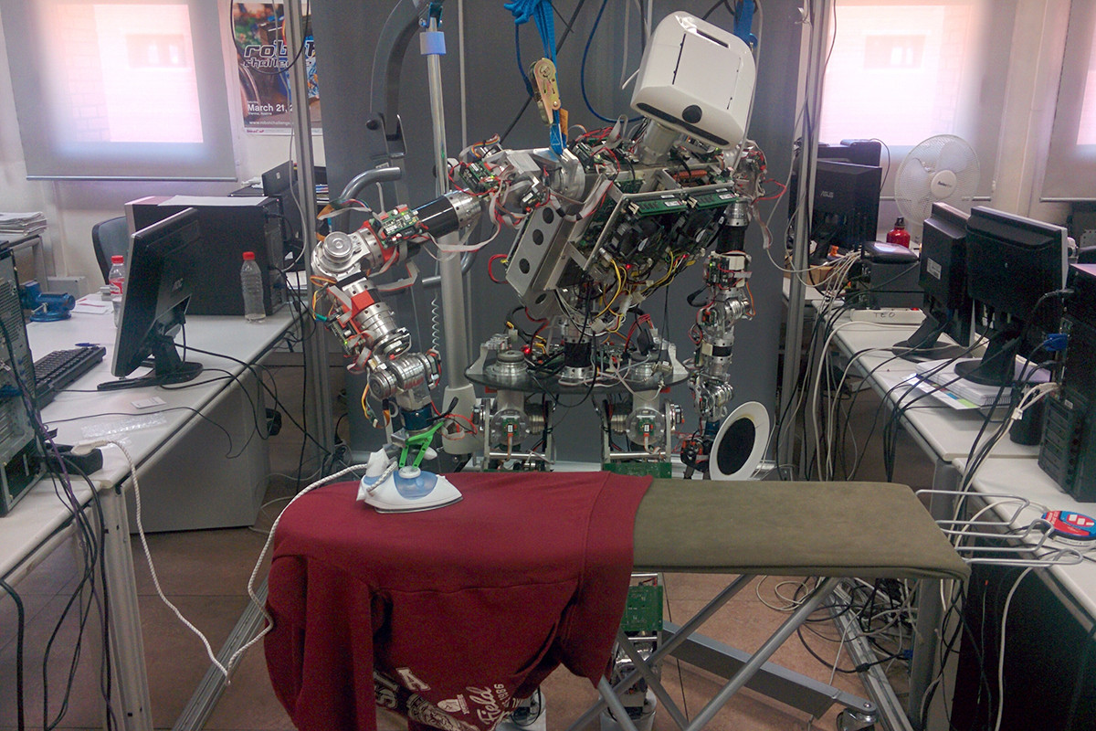 Η χαρά της νοικοκυράς: Ρομπότ σιδερώνει ρούχα και δεν αφήνει καμία ζάρα [ΒΙΝΤΕΟ]