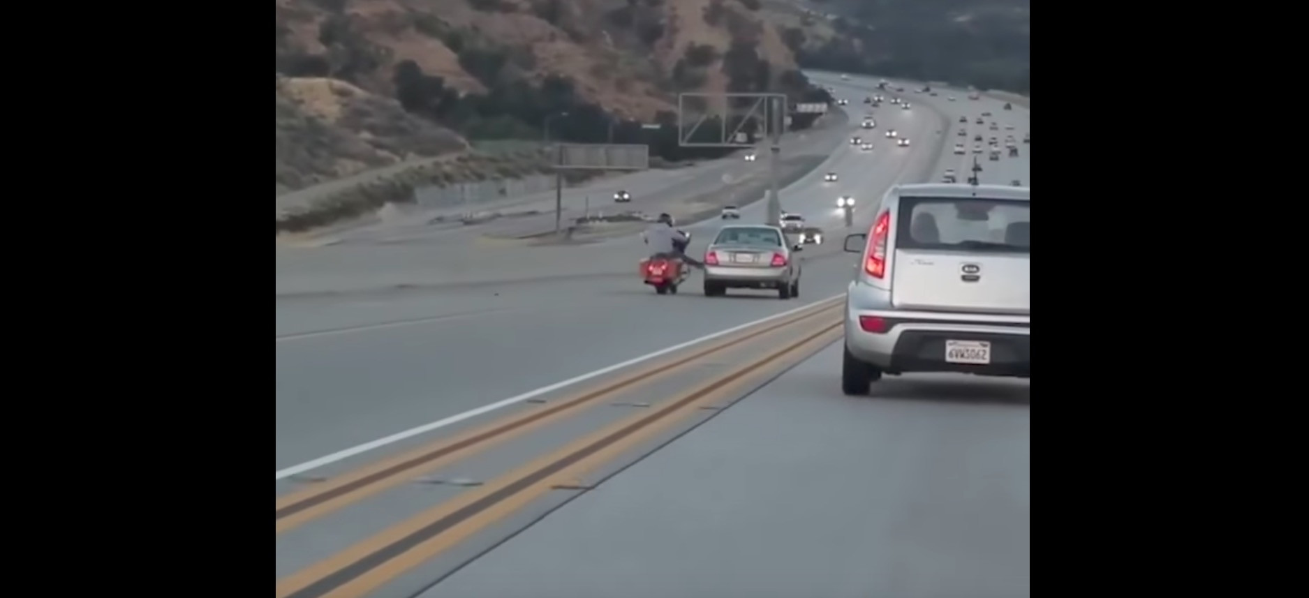 ΗΠΑ: Μια κλωτσιά σε αυτοκίνητο εν κινήσει οδήγησε στο χάος [Βίντεο]