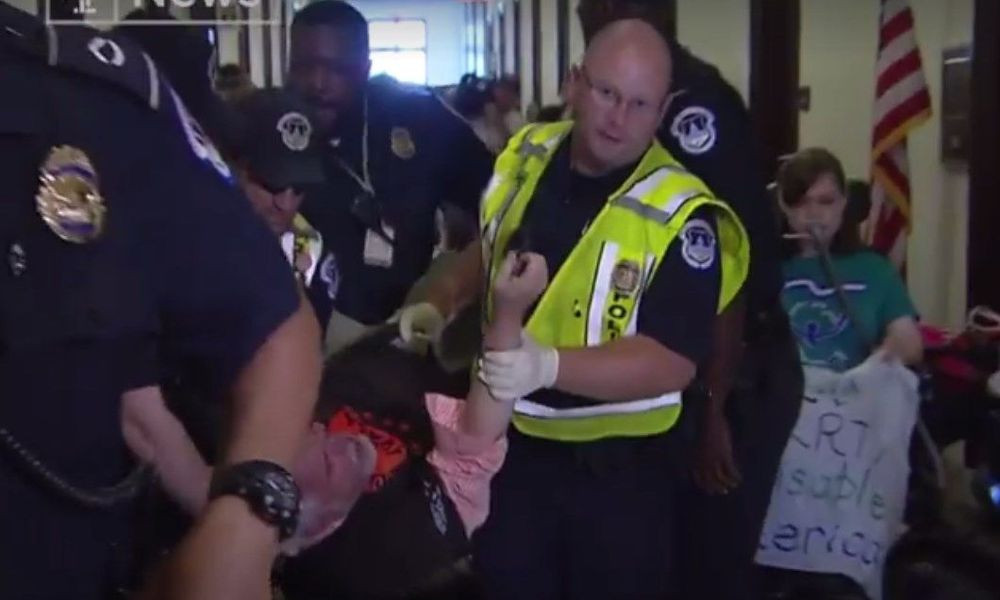 Αστυνομικοί στις ΗΠΑ παίρνουν σηκωτούς ανάπηρους που διαμαρτύρονται [ΒΙΝΤΕΟ]