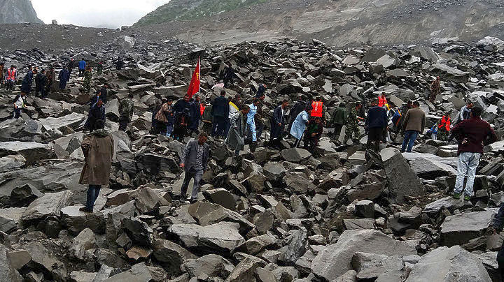 15 νεκροί και πάνω από 100 αγνοούμενοι, αποτέλεσμα των κατακλυσμιαίων βροχών στην Κίνα