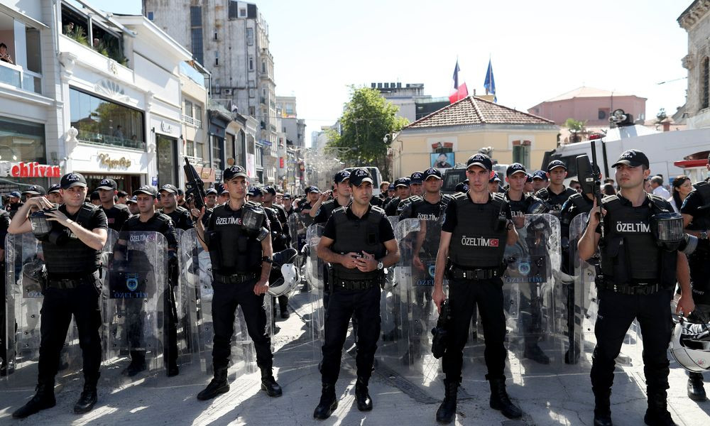 Πλαστικές σφαίρες από την τουρκική αστυνομία στο Gay Pride [BINTEO]
