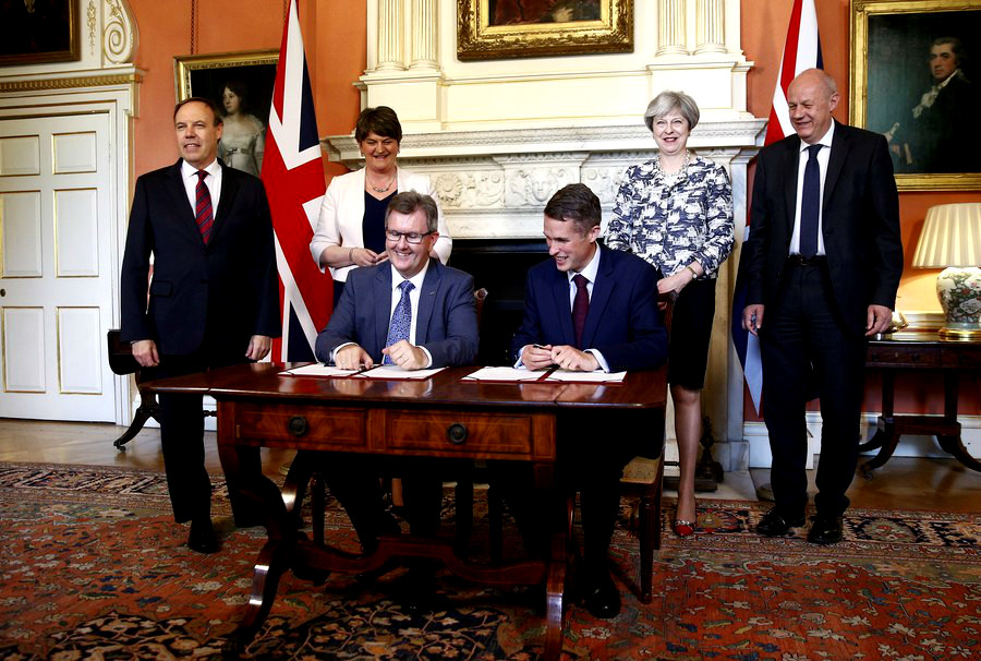 Συμφωνία για σχηματισμό κυβέρνησης στη Βρετανία: Ένα δισ. δίνουν οι Τόρις στους Βορειοϊρλανδούς