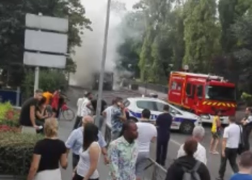 Eκρηξη σε λεωφορείο στο Παρίσι – Ένας τραυματίας [ΒΙΝΤΕΟ]