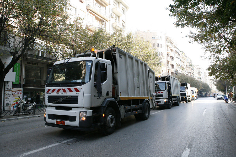 Απορριμματοφόρα με προσωπικό ασφαλείας στους δρόμους της Θεσσαλονίκης