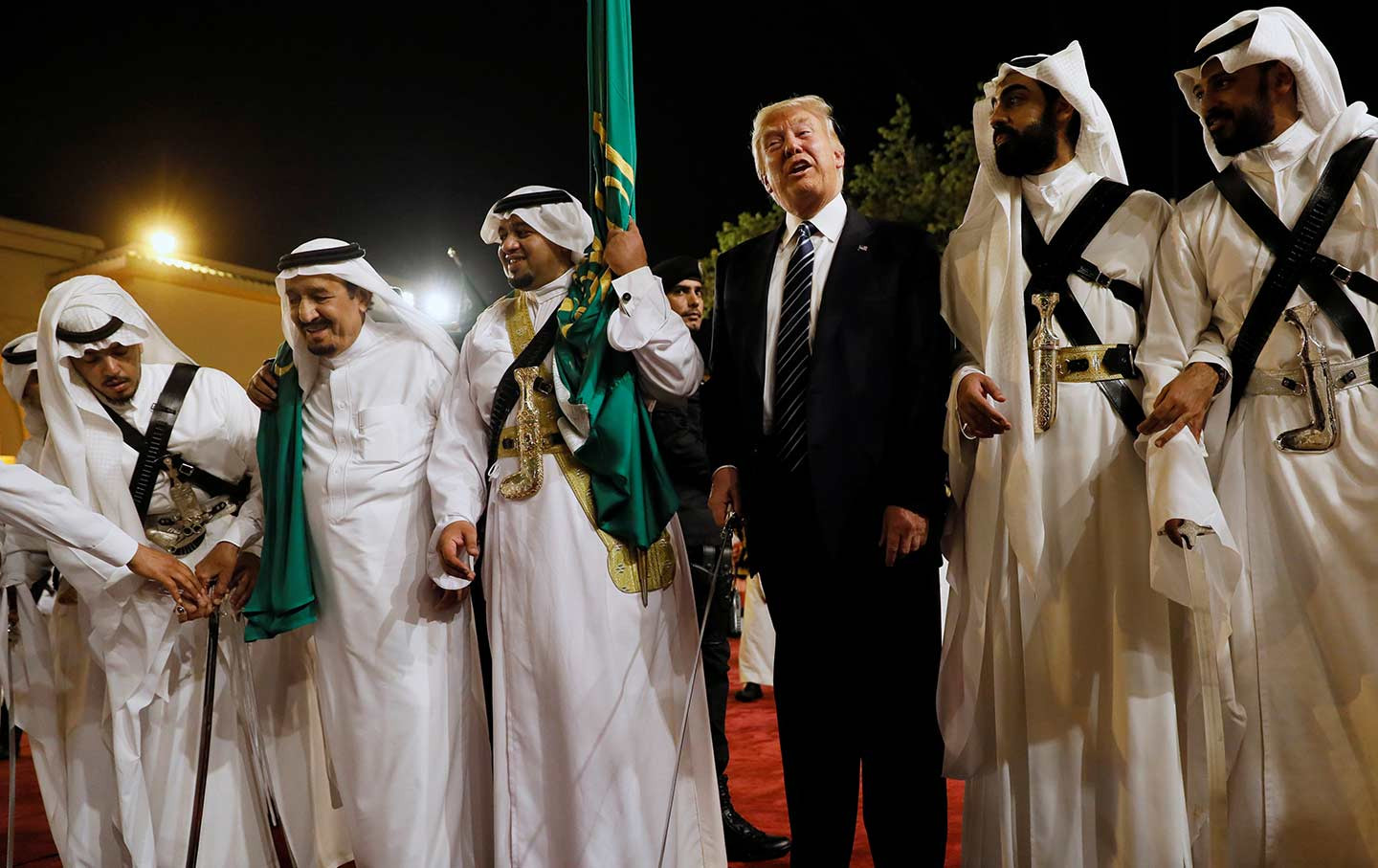 Οι επικίνδυνοι «έρωτες» του Τραμπ με τους Σαουδάραβες