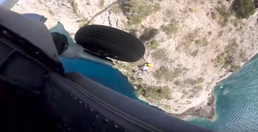 ΒΙΝΤΕΟ: Διάσωση τουρίστα με πολεμικό ελικόπτερο στην Κεφαλλονιά