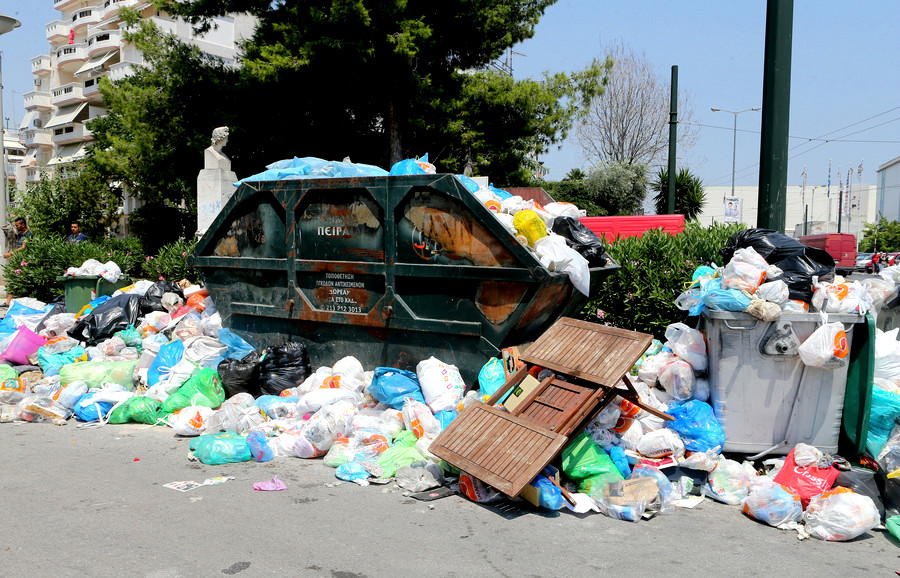 Τέλος η απεργία της ΠΟΕ – ΟΤΑ: Μαζεύονται τα σκουπίδια [BINTEO]