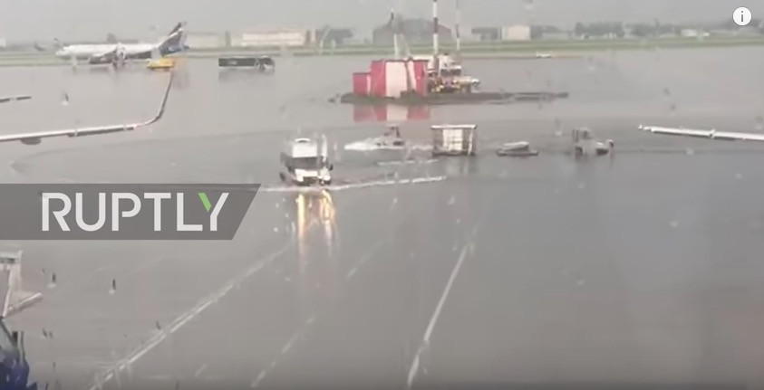 Το αεροδρόμιο της Μόσχας έγινε λίμνη [ΒΙΝΤΕΟ]