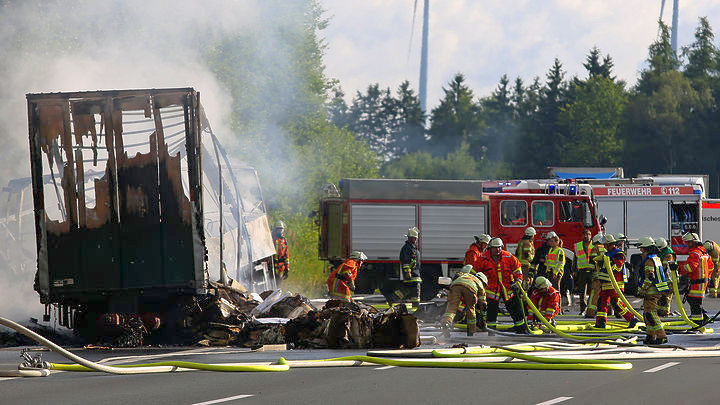 Γερμανία: Τροχαίο δυστύχημα τουριστικού λεωφορείου, «πιθανόν» 18 νεκροί [ΒΙΝΤΕΟ]