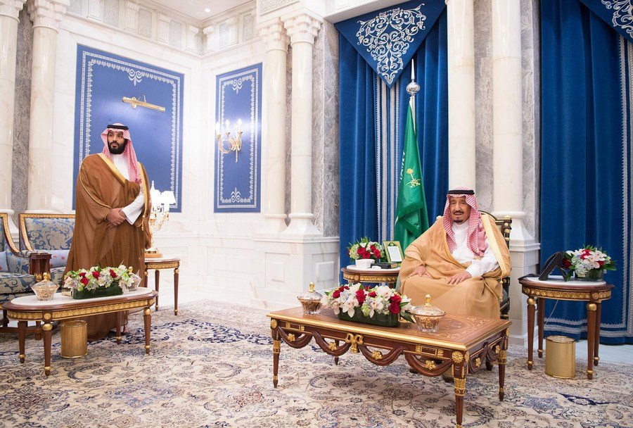 Ο Σαουδάραβας μονάρχης απέλυσε δημοσιογράφο για υπερβολικό «γλείψιμο»
