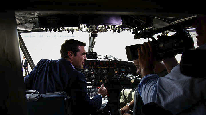Ο Τσίπρας με τους πιλότους των Canadair – Σε επιφυλακή η ΓΓ Πολιτικής Προστασίας