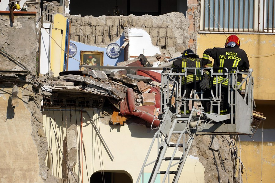 Νάπολη: Δύο σοροί ανασύρθηκαν από τα συντρίμμια της πολυκατοικίας