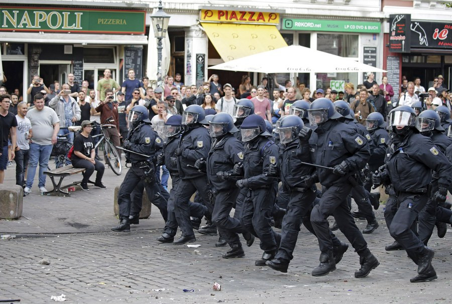 Αμβούργο: Αστυνομικός άνοιξε πυρ για να γλιτώσει από διαδηλωτές