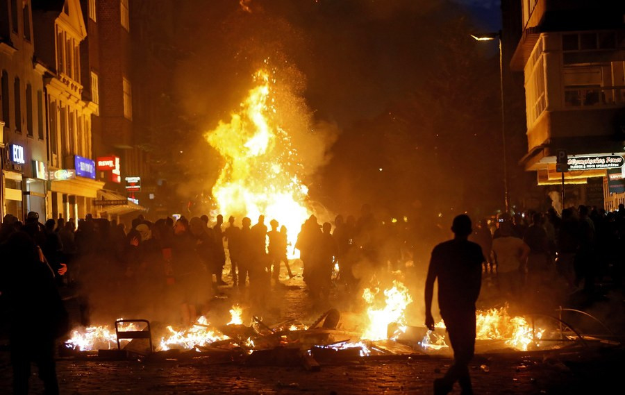 Άγρια νύχτα στο Αμβούργο: Διαδηλώσεις και επεισόδια [ΦΩΤΟ+ΒΙΝΤΕΟ]