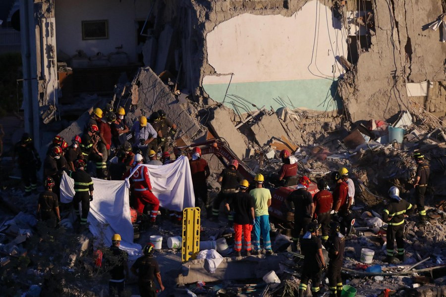 Νεκροί και οι 8 αγνοούμενοι στην πολυκατοικία που κατέρρευσε στη Νάπολη [ΒΙΝΤΕΟ]