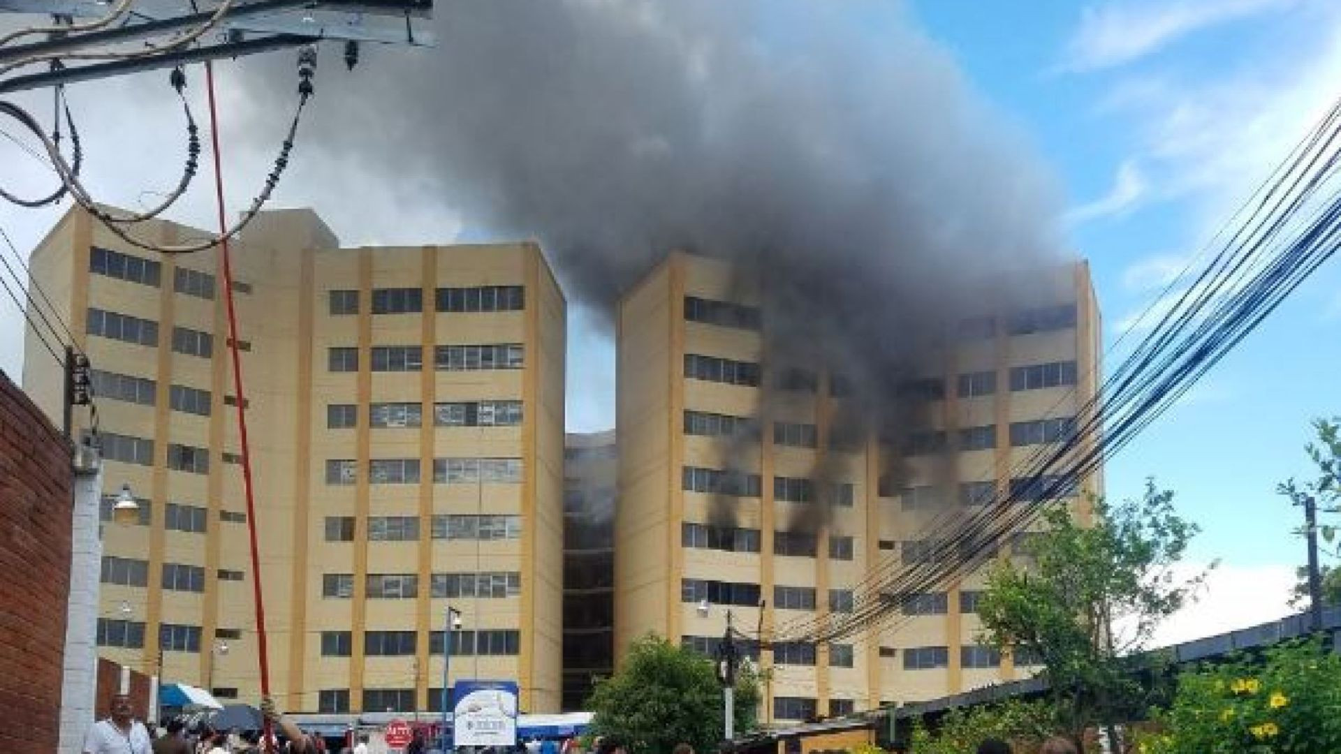 ΒΙΝΤΕΟ: Πυρκαγιά στο ΥΠΟΙΚ του Ελ Σαλβαδόρ – Άνθρωποι πηδούσαν από τα παράθυρα